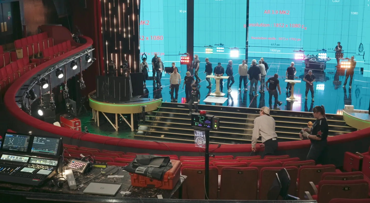 Salle de spectacle vue depuis la scène, sonorisée, pendant une captation