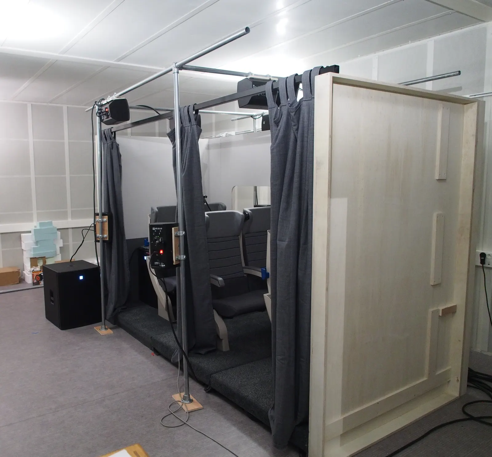 Banc de simulation ferroviaire en caisse bois, quatre sièges, enceintes suspendues, rideaux d'isolement