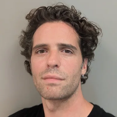 Portrait de Léo Sebal devant un fond gris.