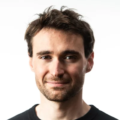 Portrait de Rémi Philippe devant un fond blanc.