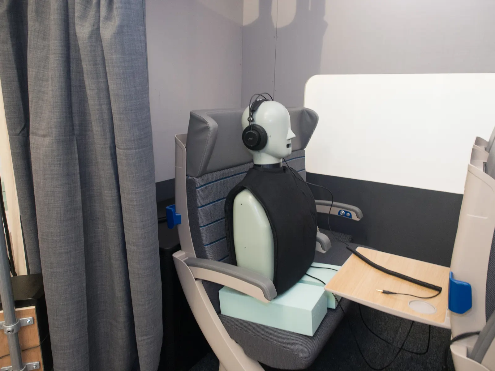 Tête artificielle de mesure au casque, installée dans une maquette d'intérieur de train